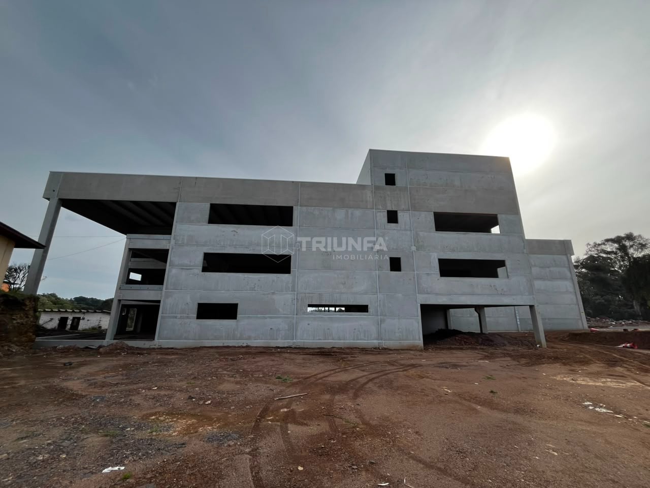 Pavilhão corporativo de alto padrão em fase final de construção