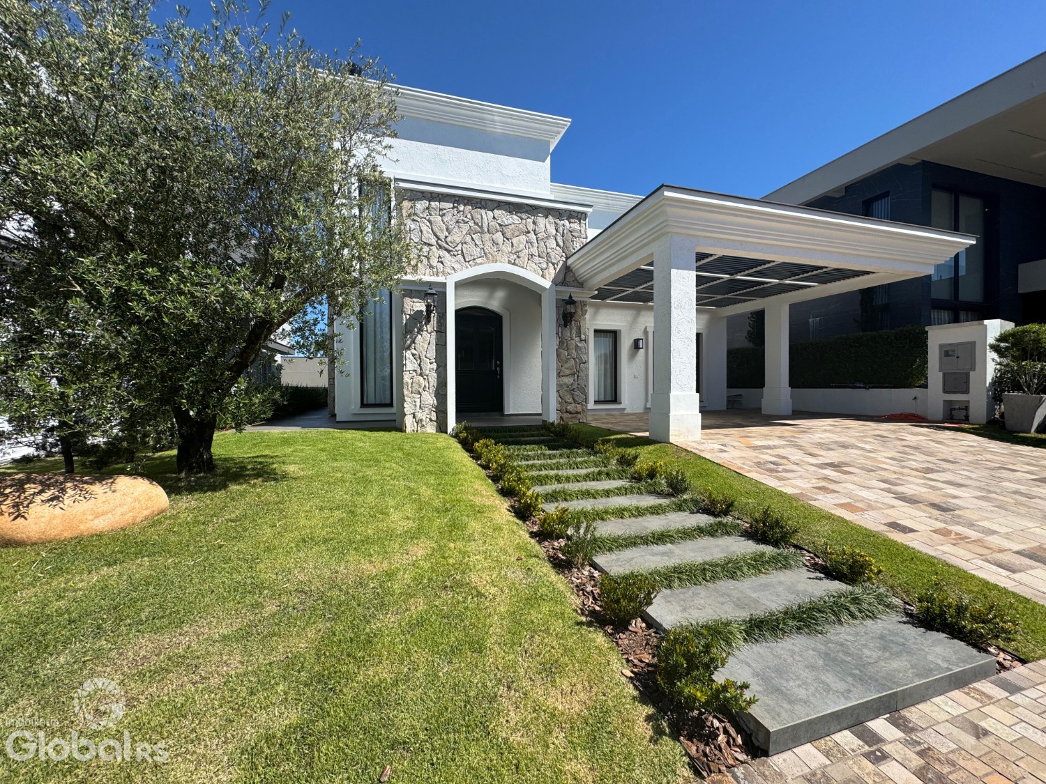 Casa em condomínio 4 dormitórios